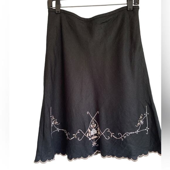 Scalloped Embroidered A-line skirt - Picture 3 of 7